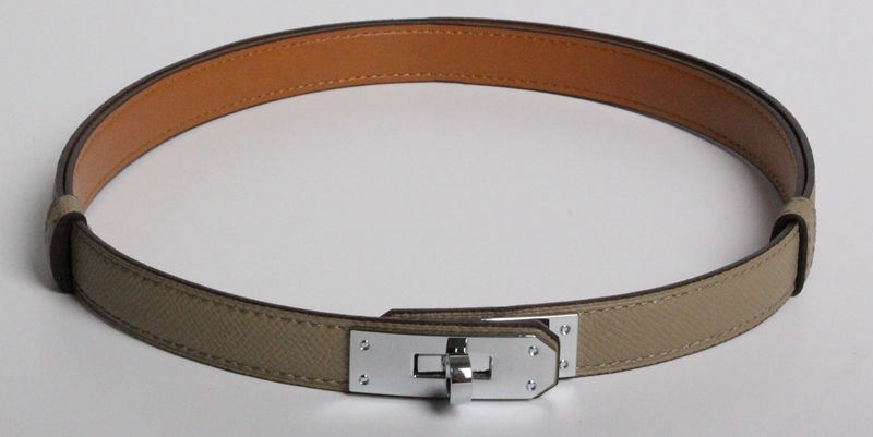 Sophistication and glamour: Slim leather belt with adjustable buckle.