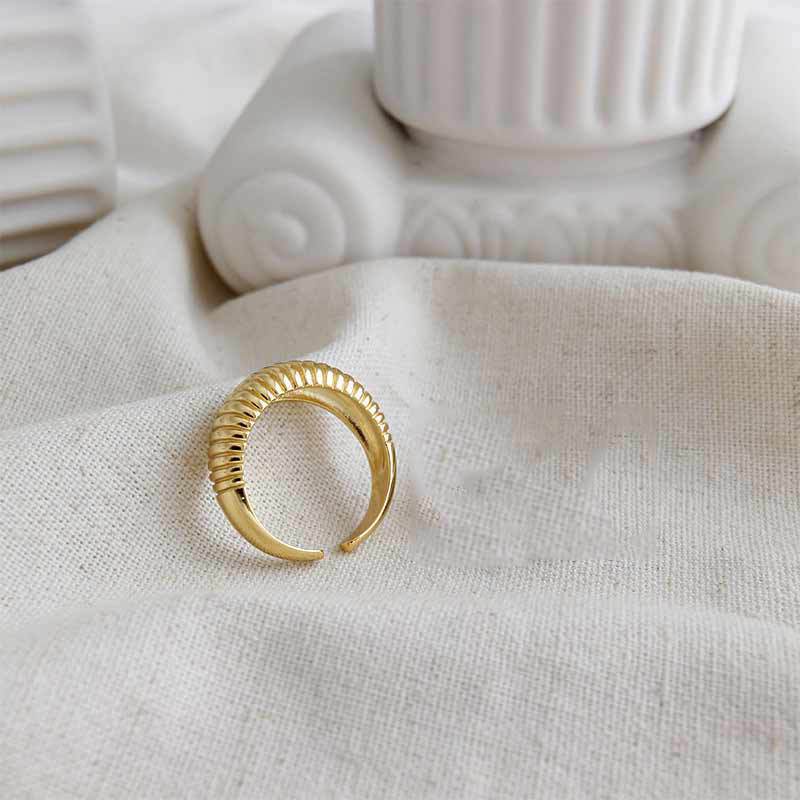 Perfect geometry for your hand: Minimalist and sophisticated rings.