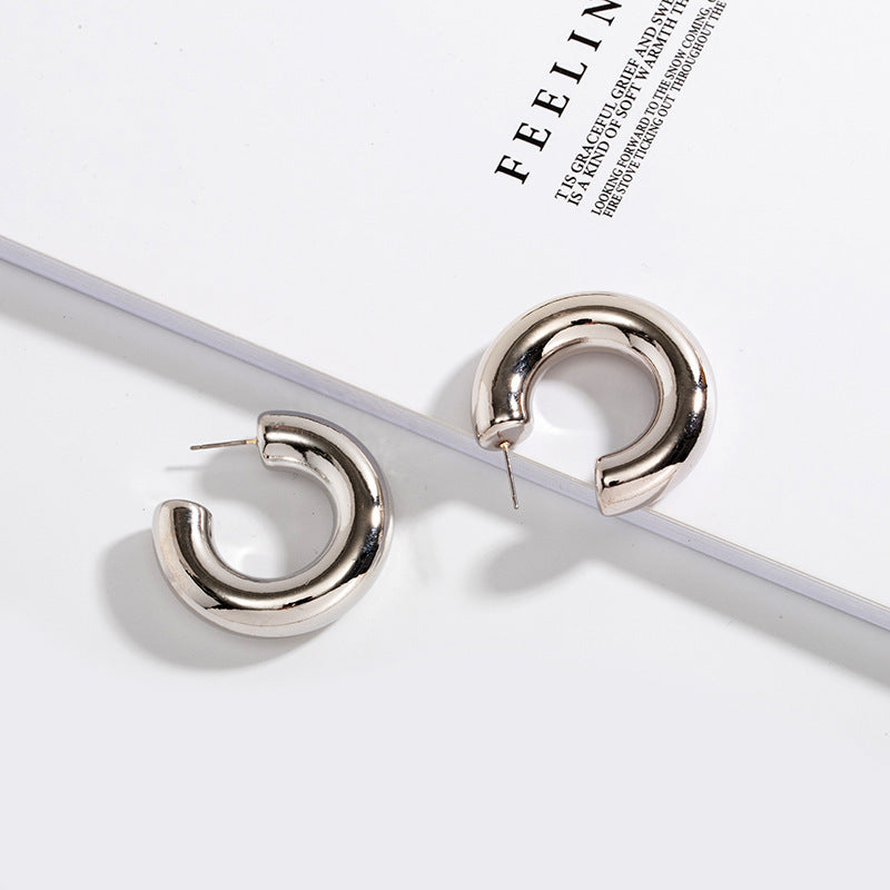 Lightweight and thick open hoop earrings for women. fashion jewelry
