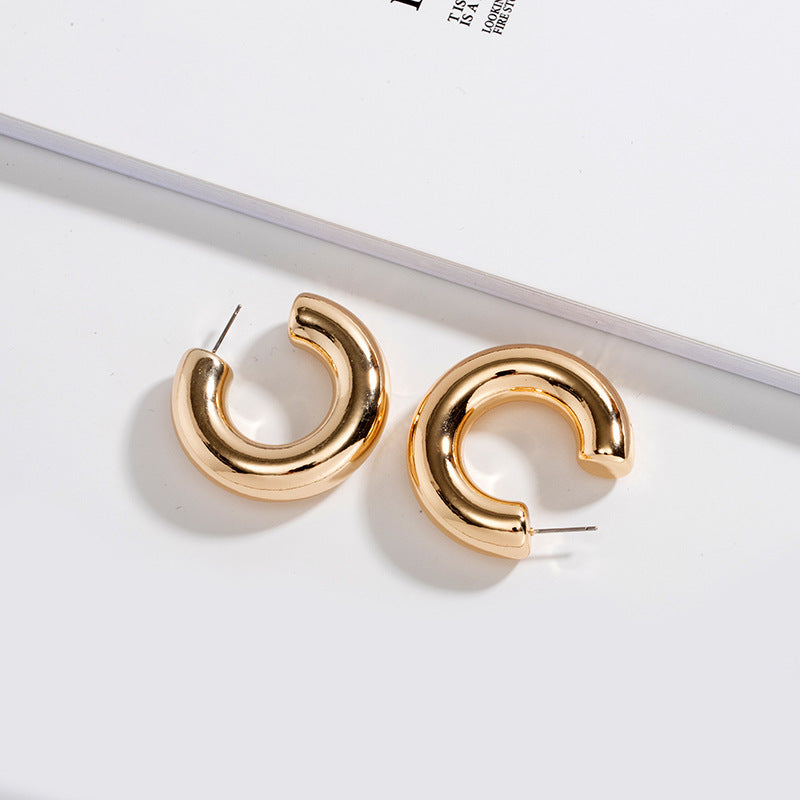 Lightweight and thick open hoop earrings for women. fashion jewelry