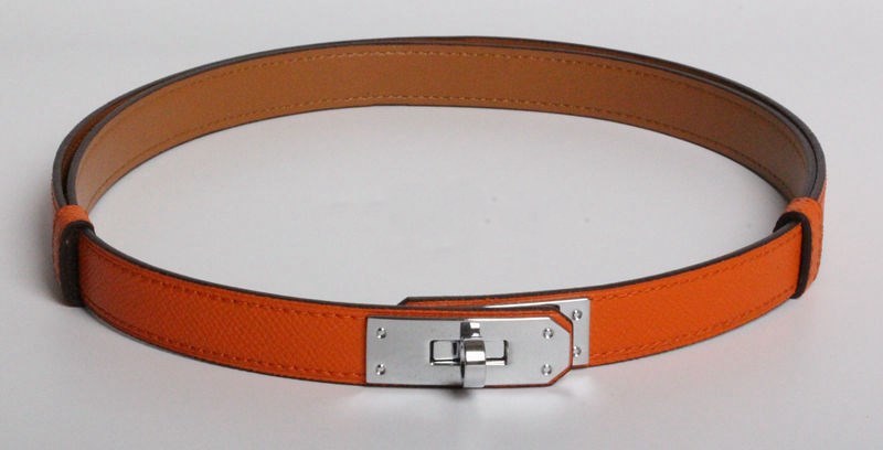 Sophistication and glamour: Slim leather belt with adjustable buckle.