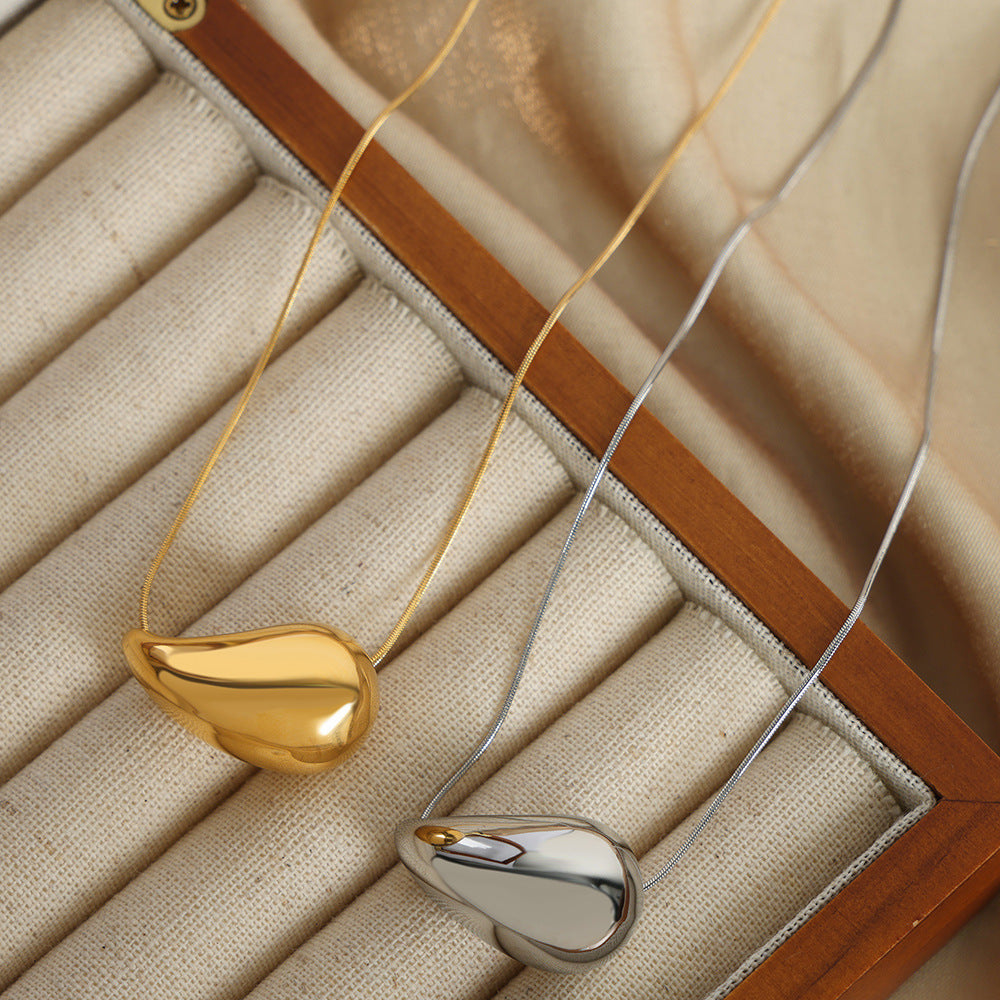 Drop necklace: A unique jewel for a unique woman.