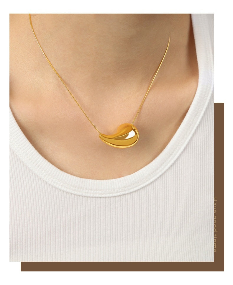 Drop necklace: A unique jewel for a unique woman.