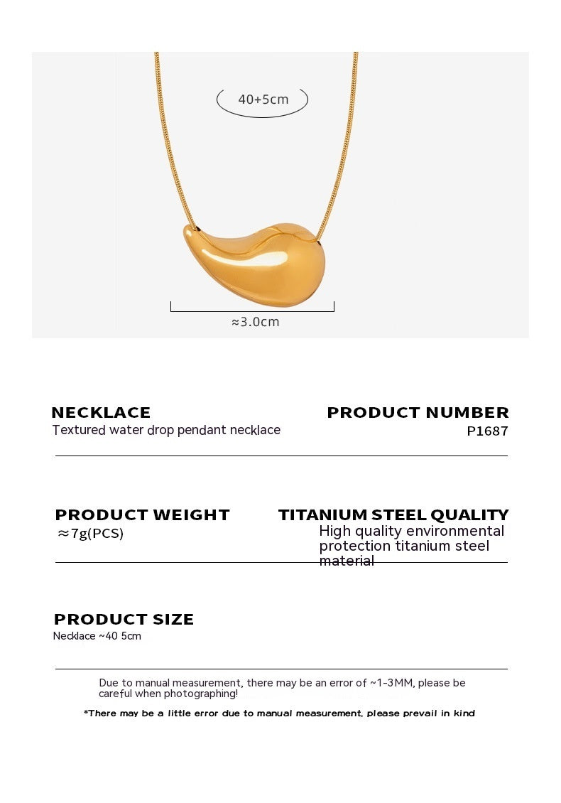 Drop necklace: A unique jewel for a unique woman.