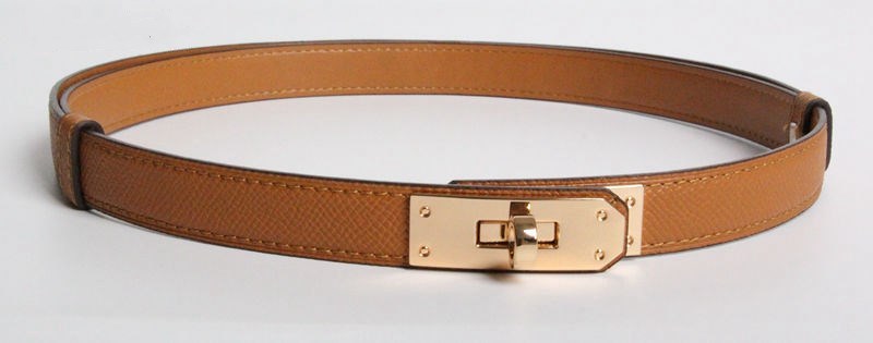 Sophistication and glamour: Slim leather belt with adjustable buckle.