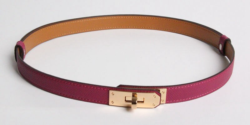 Sophistication and glamour: Slim leather belt with adjustable buckle.