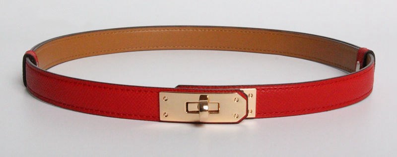 Sophistication and glamour: Slim leather belt with adjustable buckle.