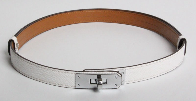 Sophistication and glamour: Slim leather belt with adjustable buckle.
