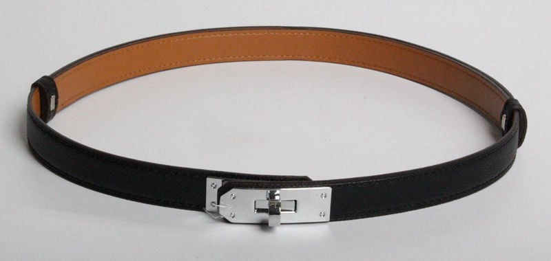 Sophistication and glamour: Slim leather belt with adjustable buckle.