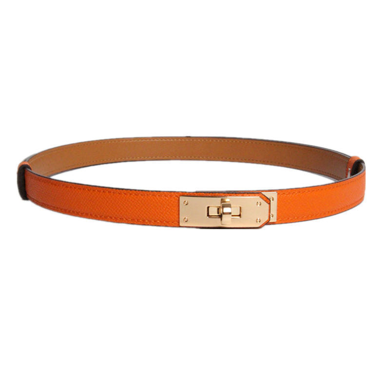 Sophistication and glamour: Slim leather belt with adjustable buckle.