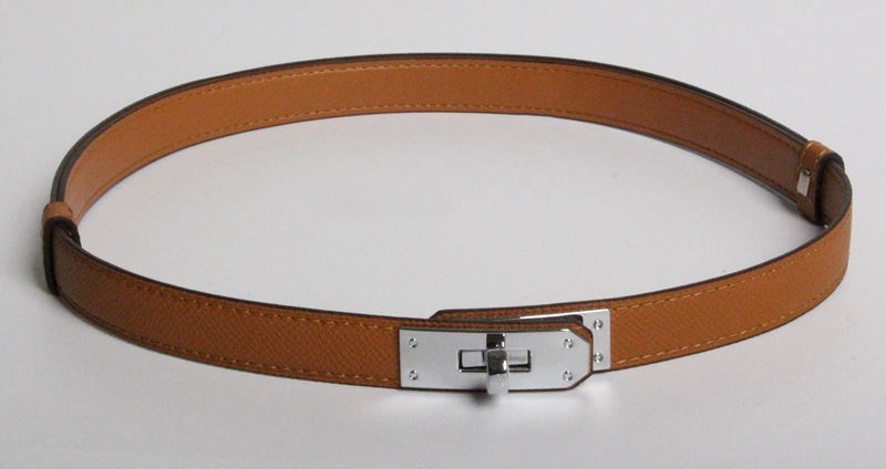 Sophistication and glamour: Slim leather belt with adjustable buckle.