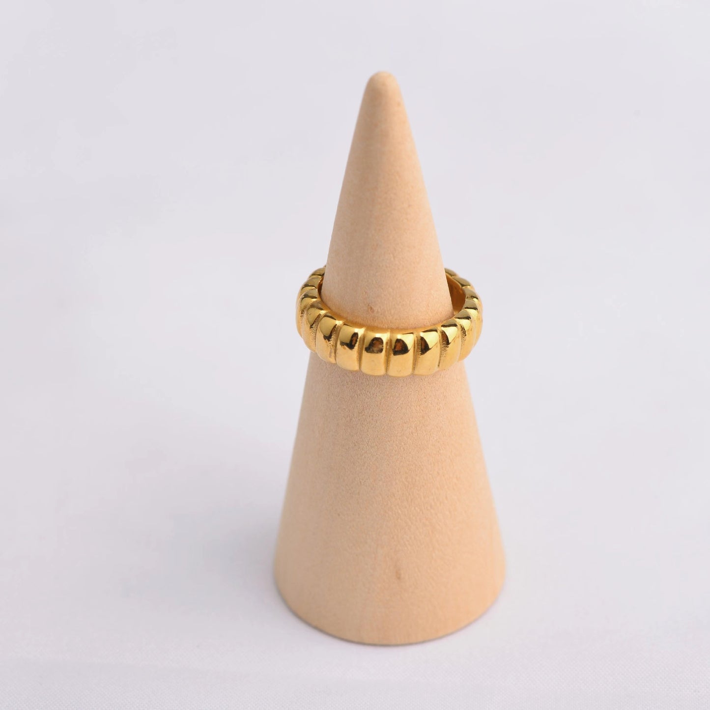 European Retro Wave Texture Curved Ring. Jewelry and fashion design