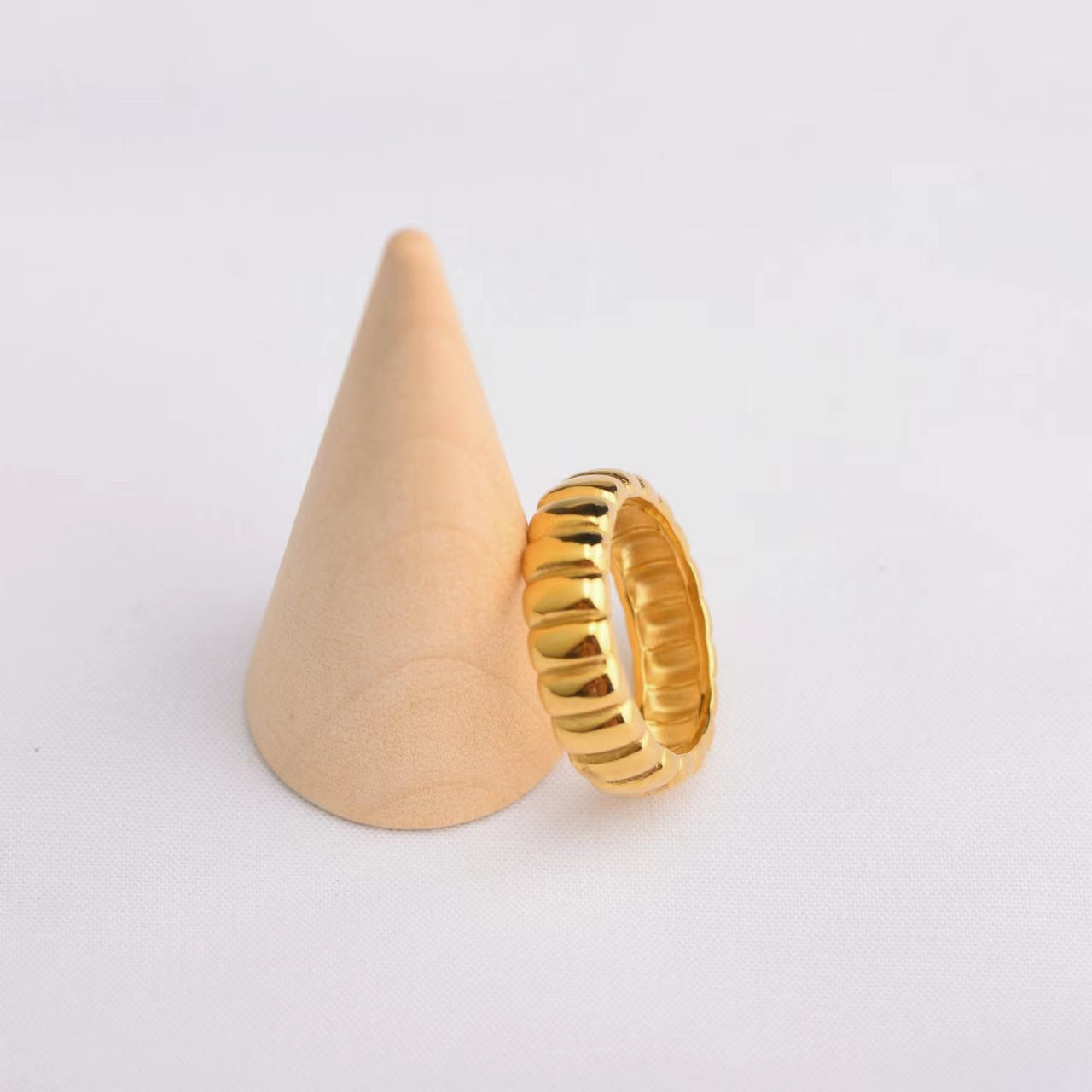 European Retro Wave Texture Curved Ring. Jewelry and fashion design