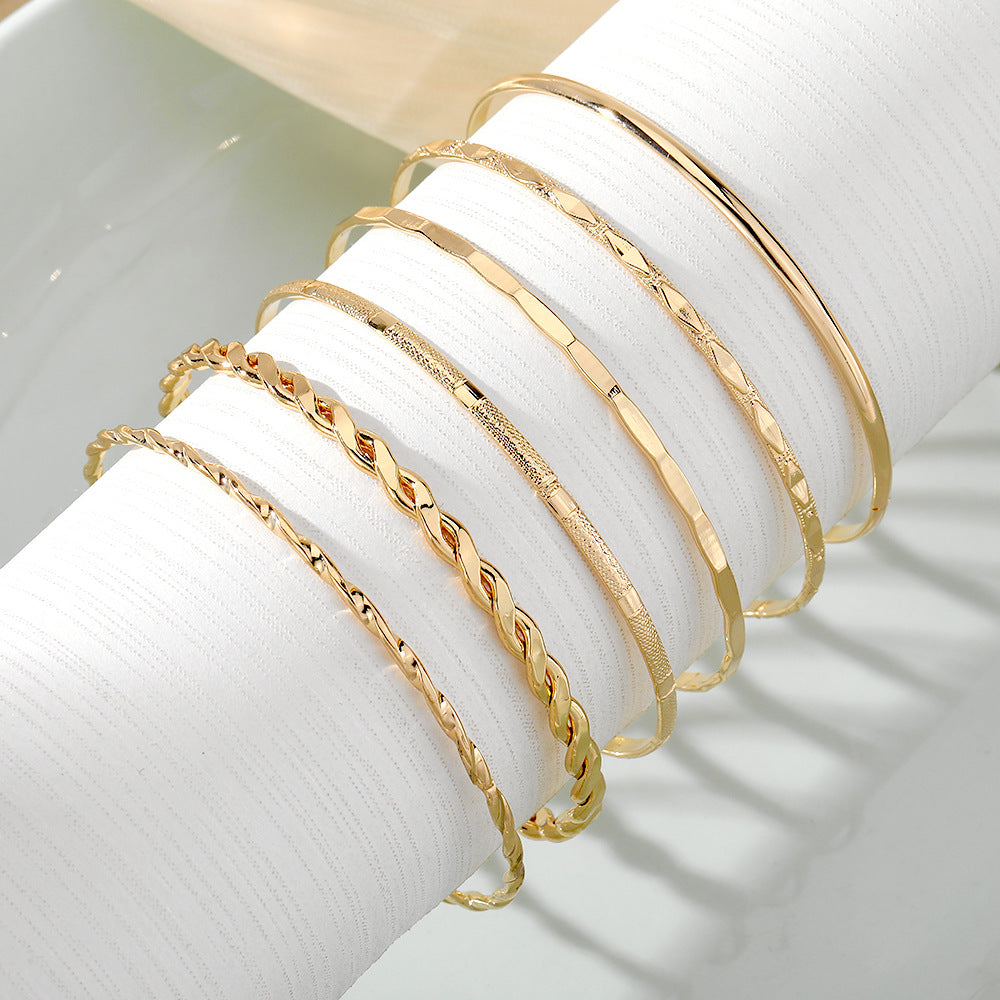 Fashionable women's bracelets: The latest trends at your fingertips.