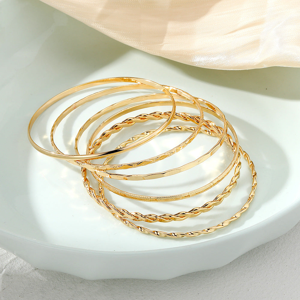 Fashionable women's bracelets: The latest trends at your fingertips.