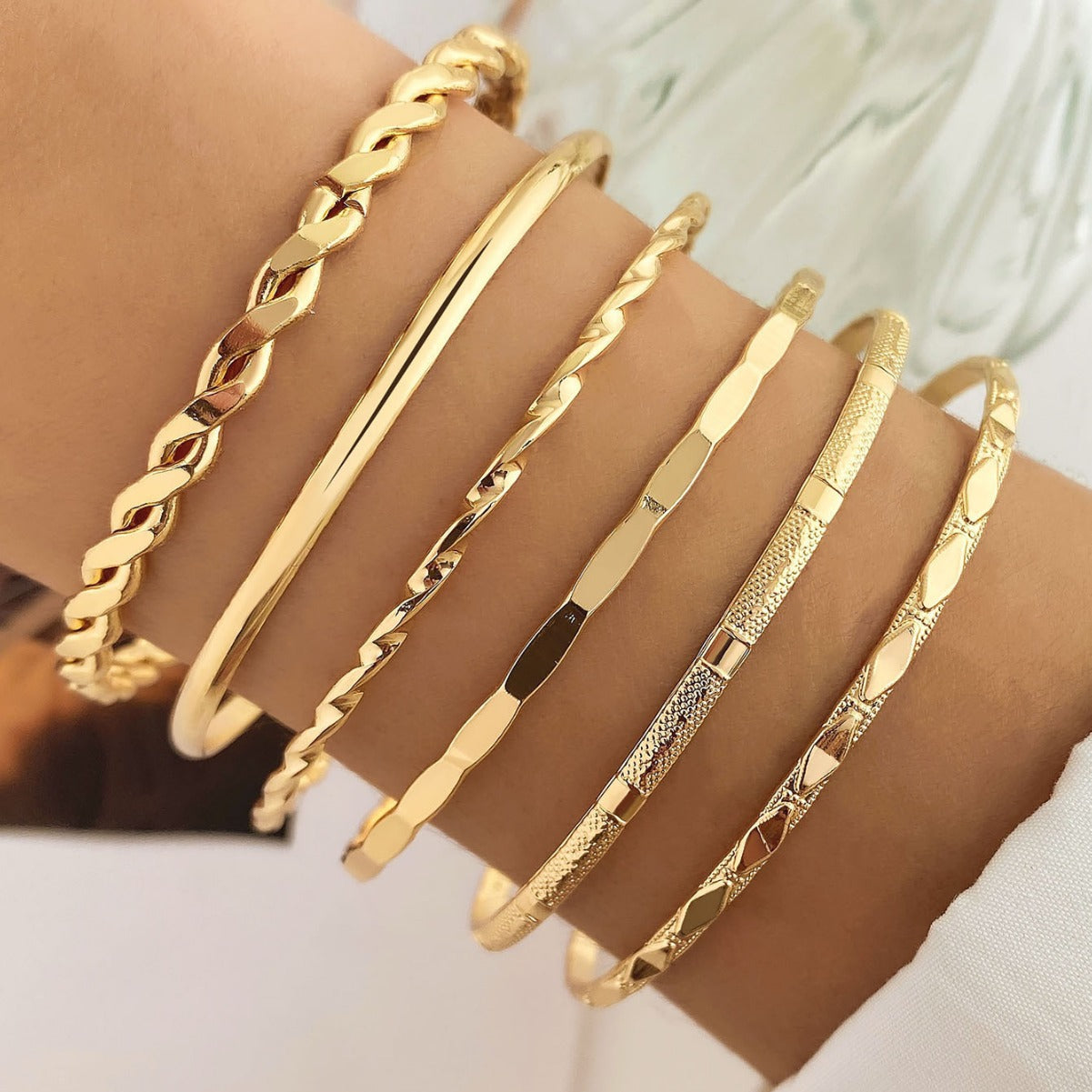 Fashionable women's bracelets: The latest trends at your fingertips.