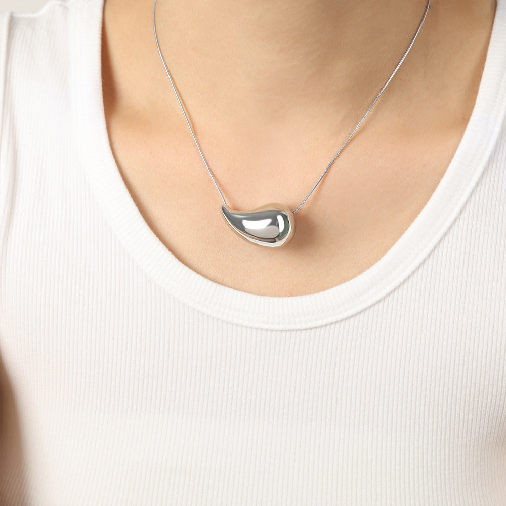 Drop necklace: A unique jewel for a unique woman.