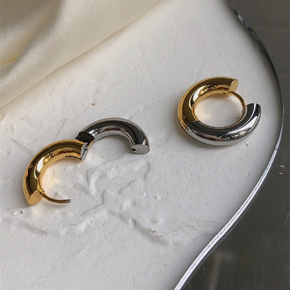 Minimalist hoops: Discover our new collection.