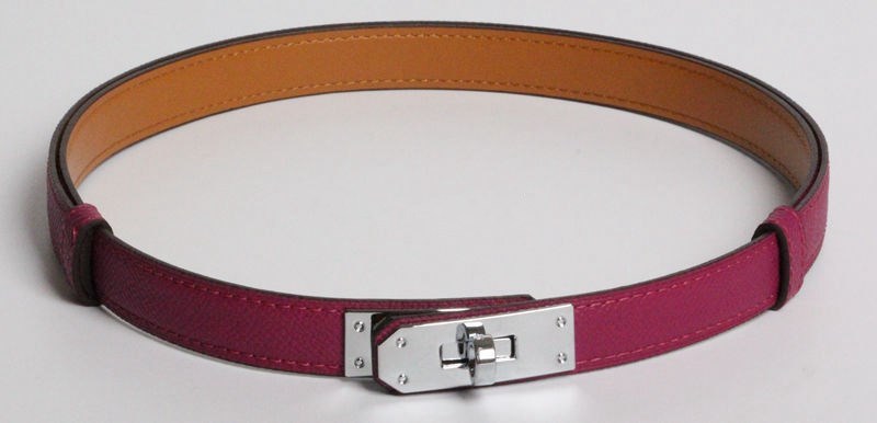 Sophistication and glamour: Slim leather belt with adjustable buckle.