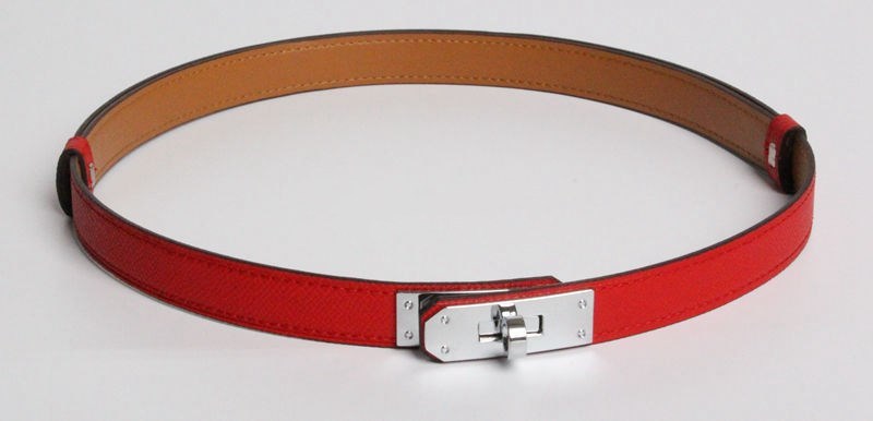 Sophistication and glamour: Slim leather belt with adjustable buckle.