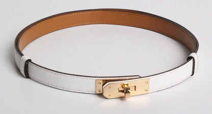 Sophistication and glamour: Slim leather belt with adjustable buckle.
