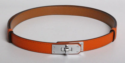 Sophistication and glamour: Slim leather belt with adjustable buckle.