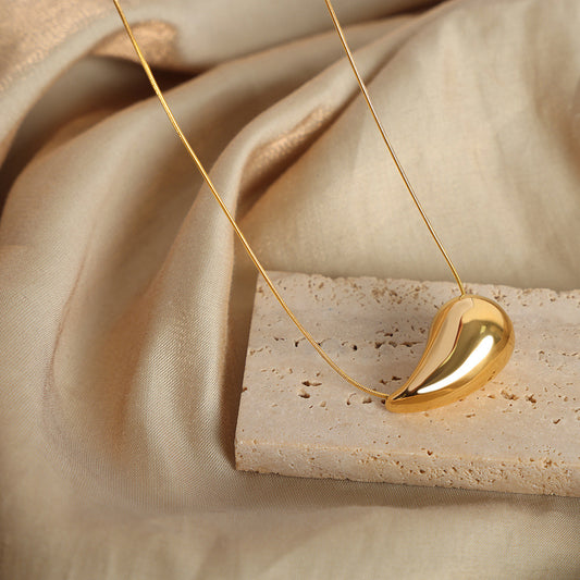 Drop necklace: A unique jewel for a unique woman.