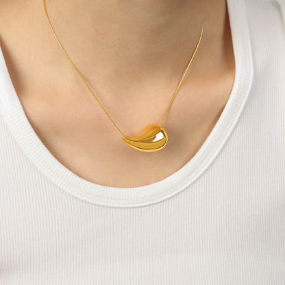 Drop necklace: A unique jewel for a unique woman.