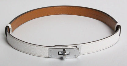 Sophistication and glamour: Slim leather belt with adjustable buckle.