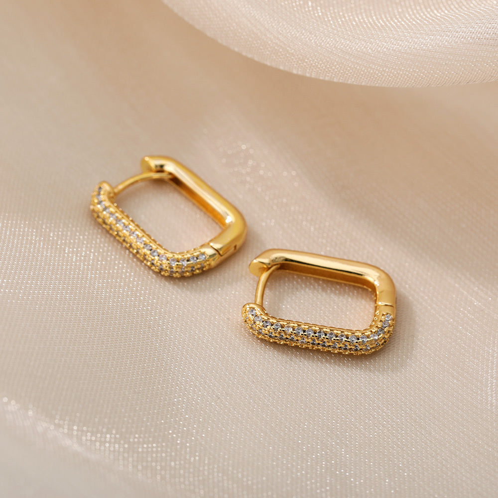 Geometry to your ears! Rectangular hoop earrings for a modern and minimalist look. 