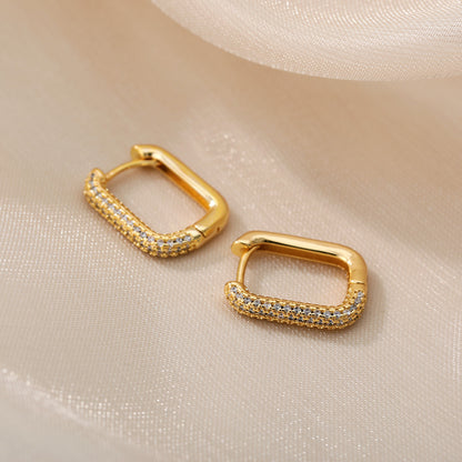 Geometry to your ears! Rectangular hoop earrings for a modern and minimalist look. 
