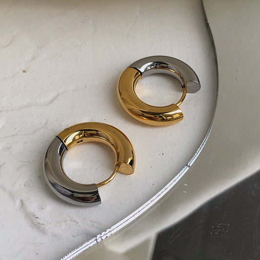 Minimalist hoops: Discover our new collection. 