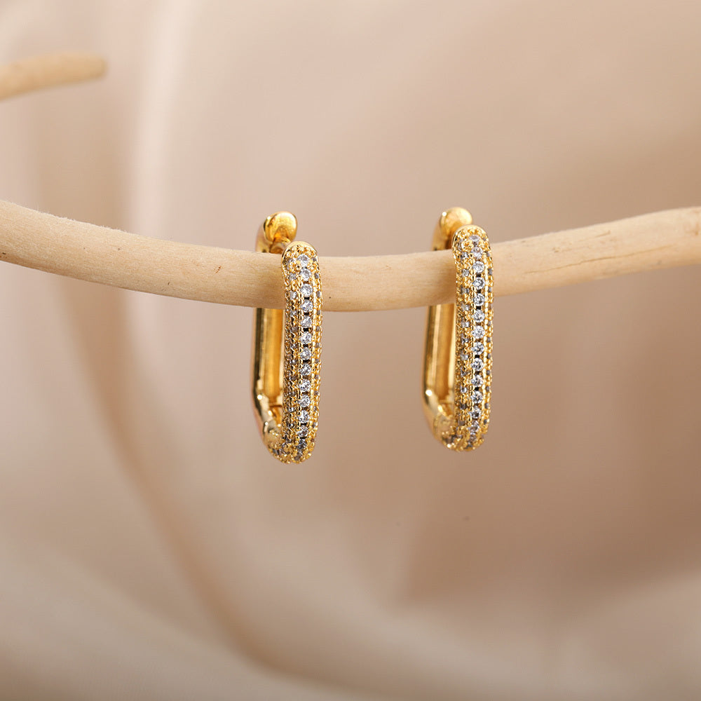 Geometry to your ears! Rectangular hoop earrings for a modern and minimalist look. 
