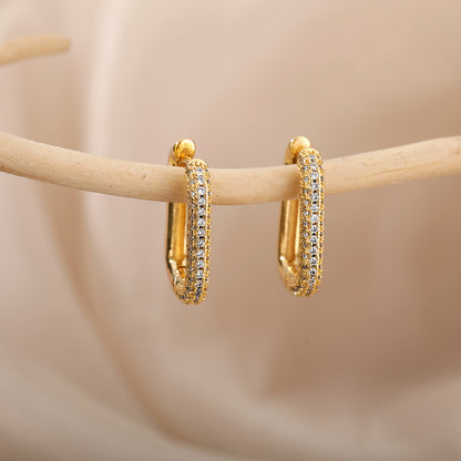 Geometry to your ears! Rectangular hoop earrings for a modern and minimalist look. 