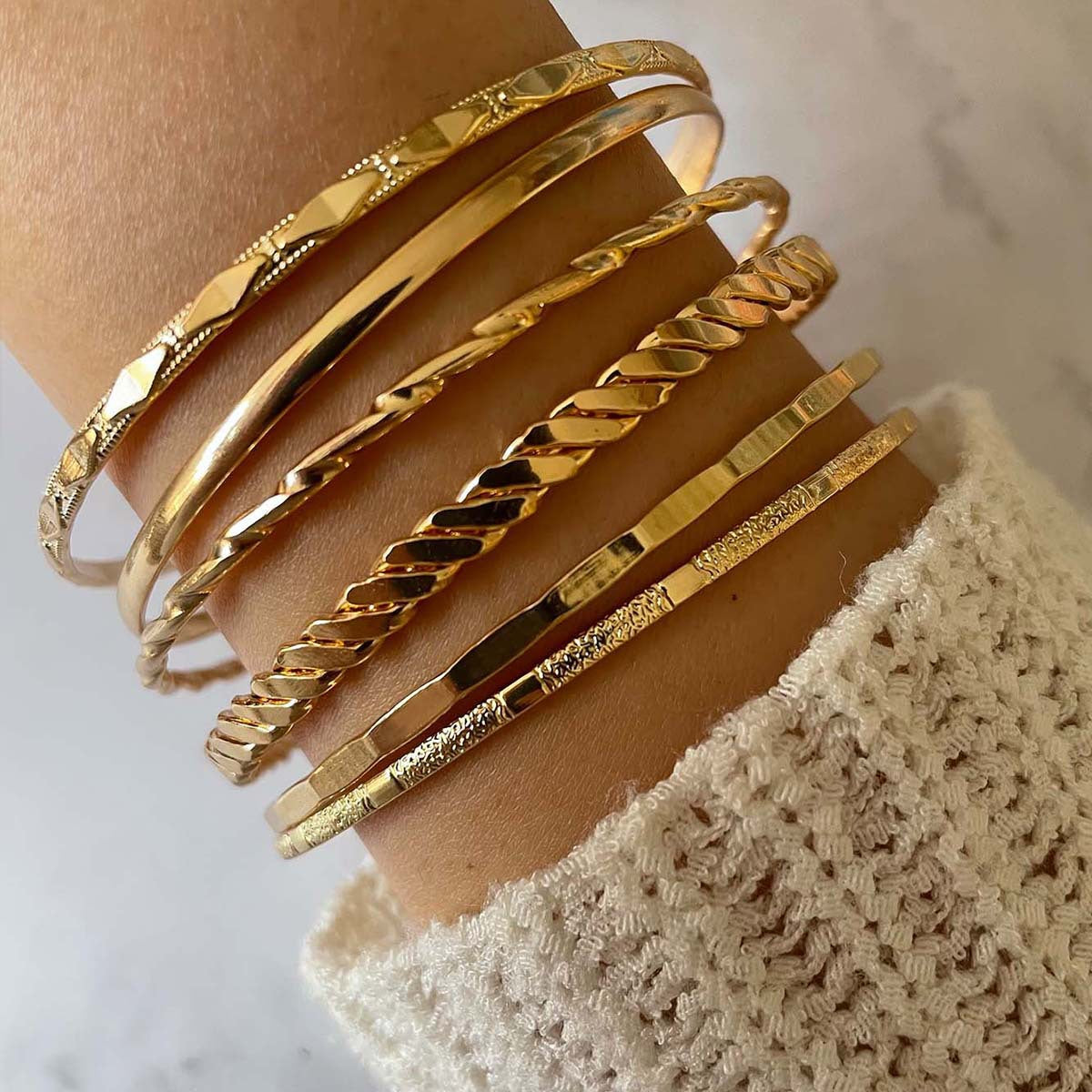 Fashionable women's bracelets: The latest trends at your fingertips. 