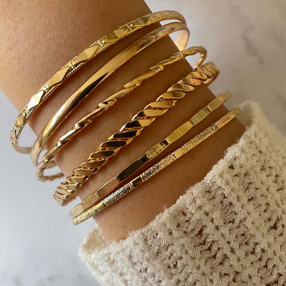 Fashionable women's bracelets: The latest trends at your fingertips. 