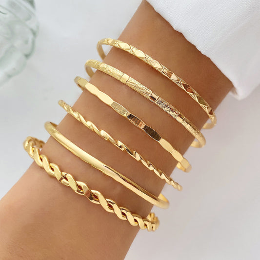Fashionable women's bracelets: The latest trends at your fingertips. 