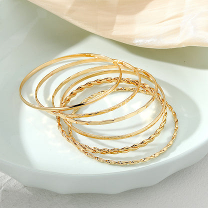 Fashionable women's bracelets: The latest trends at your fingertips. 