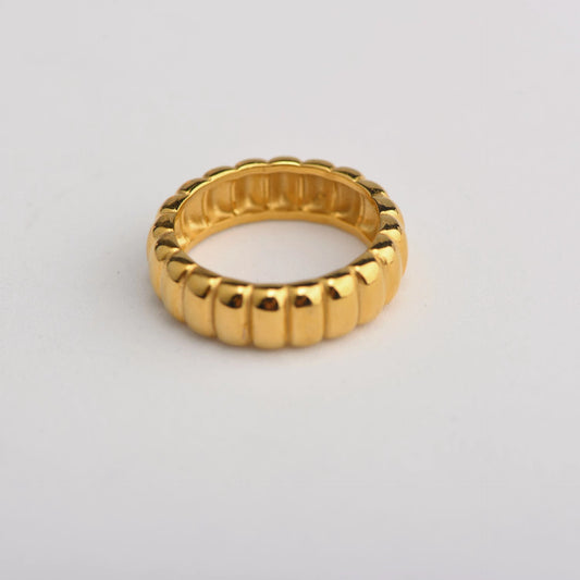 European Retro Wave Texture Curved Ring. Jewelry and fashion design