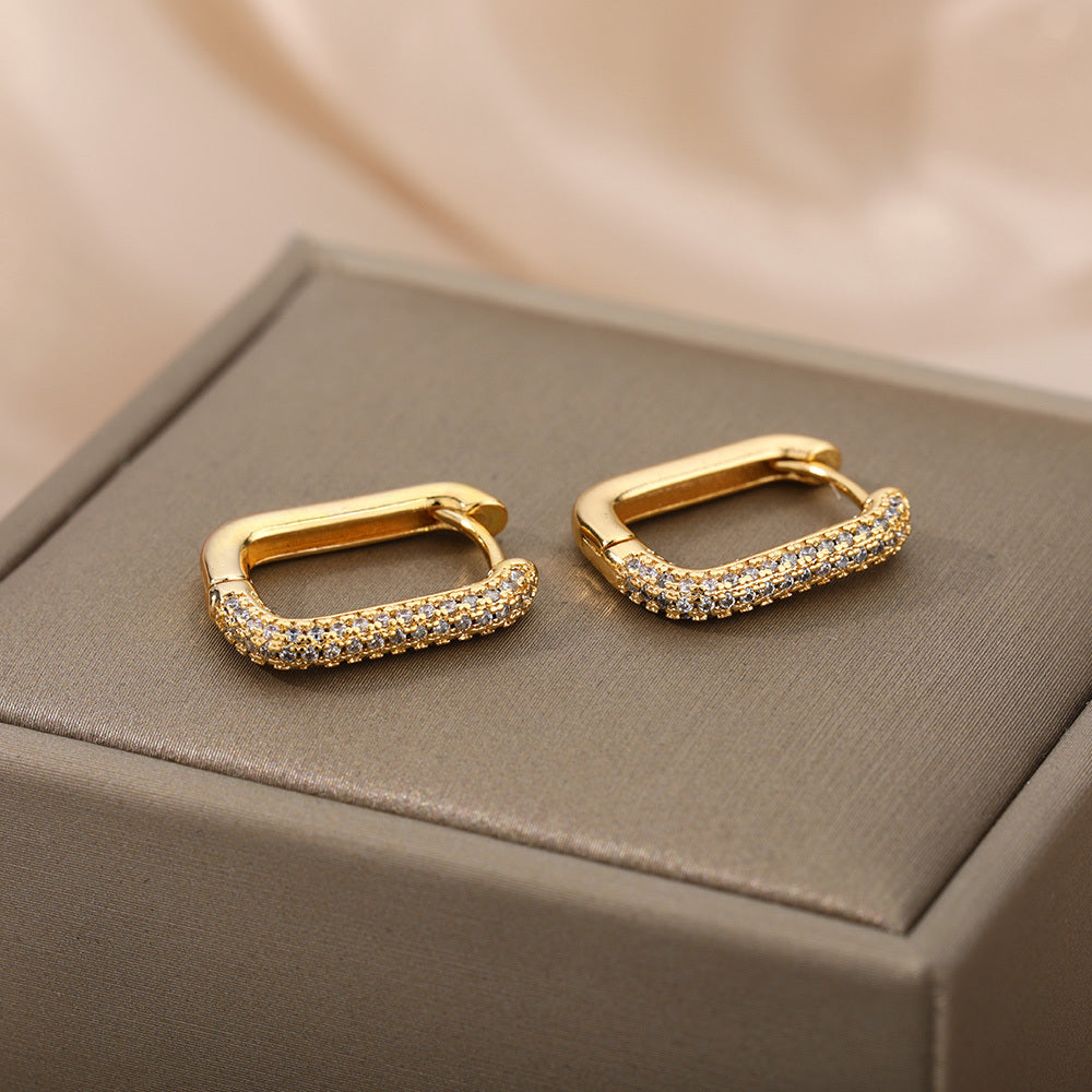 Geometry to your ears! Rectangular hoop earrings for a modern and minimalist look. 