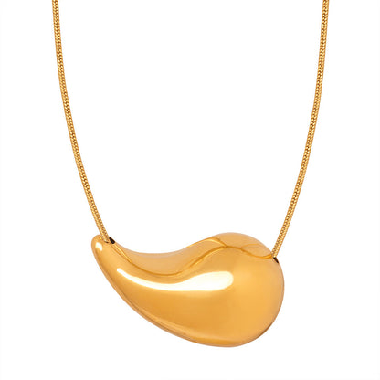 Drop necklace: A unique jewel for a unique woman.