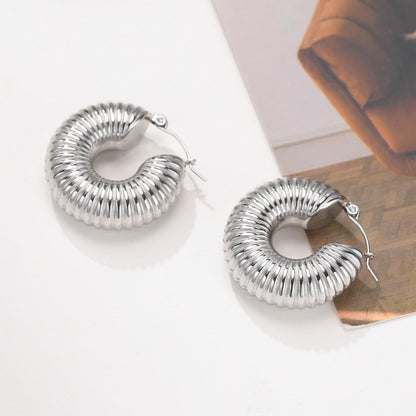 Aretes de aro grueso: ¡Atrevete a brillar!